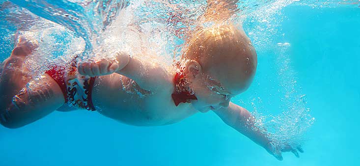 Bébé dans la piscine