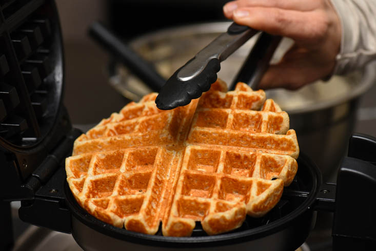 Faire une gaufre maison avec un gaufrier