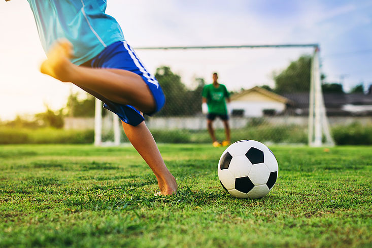 jouer au foot dans son jardin