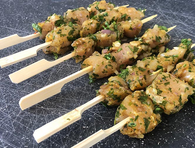 Brochettes de poulet marinées