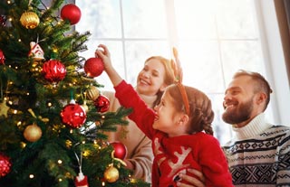Sapin naturel décoré pour Noël en famille