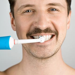 Comment bien utiliser la brosse à dents électrique ?