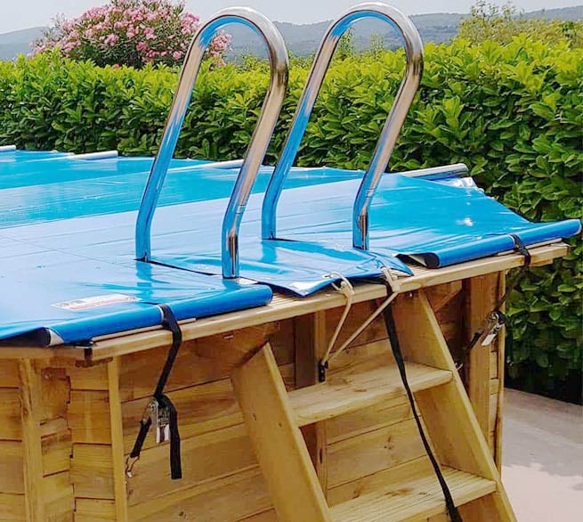 La couverture à barres sécurise, garde propre et maintient la température de la piscine.