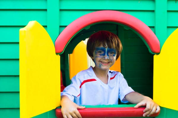 Enfant qui joue dans une maison de jardin