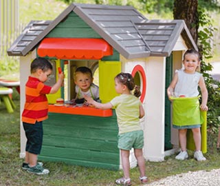 Enfants jouent dans le jardin