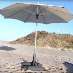 Pied de parasol : eau ou sable ?