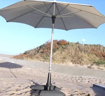 Pied de parasol : eau ou sable ?