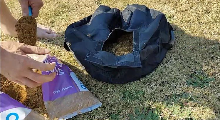 Le sable étant plus lourd que l'eau, il peut garantir une meilleure stabilité.