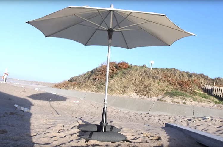Doit-on remplir son pied de parasol d'eau ou de sable ?