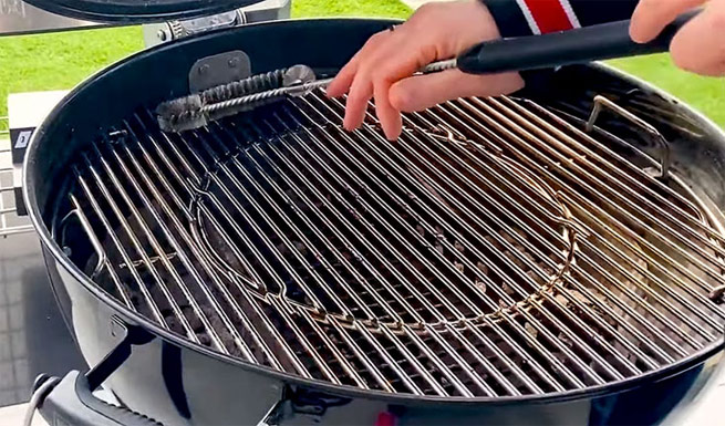 Nettoyage de la grille avec une brosse en laiton © Weber