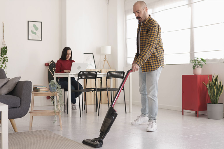 Listez les fonctions supplémentaires de l'aspirateur balai.