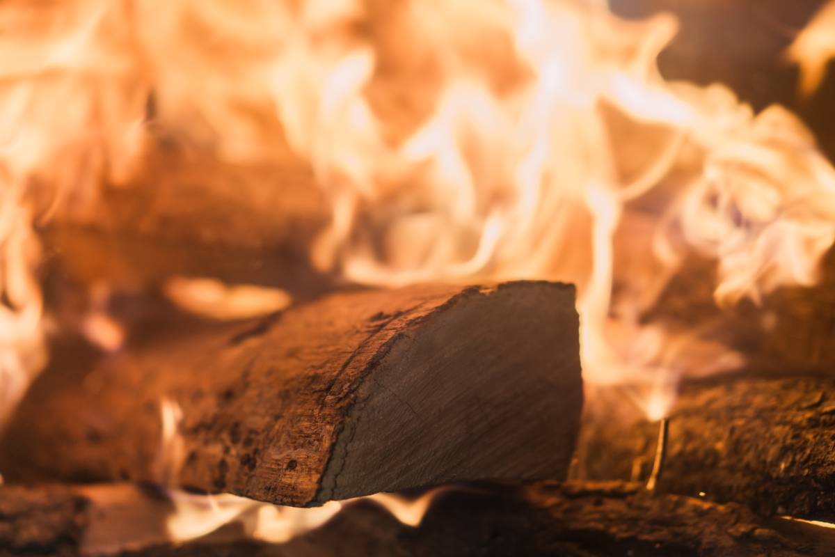 Du bois en train de brûler