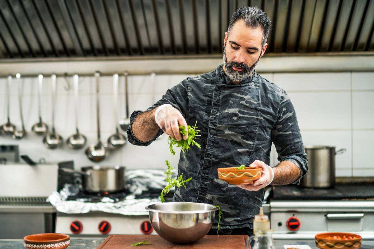 Un chef de cuisine qui prépare un repas