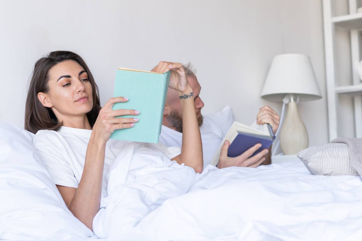 Un couple dans sa chambre en hiver