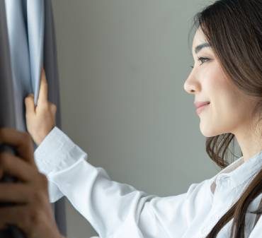 Une femme qui aère une pièce