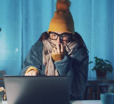 Une femme qui a froid