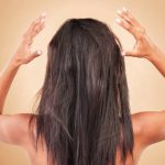 Une femme aux cheveux abîmés