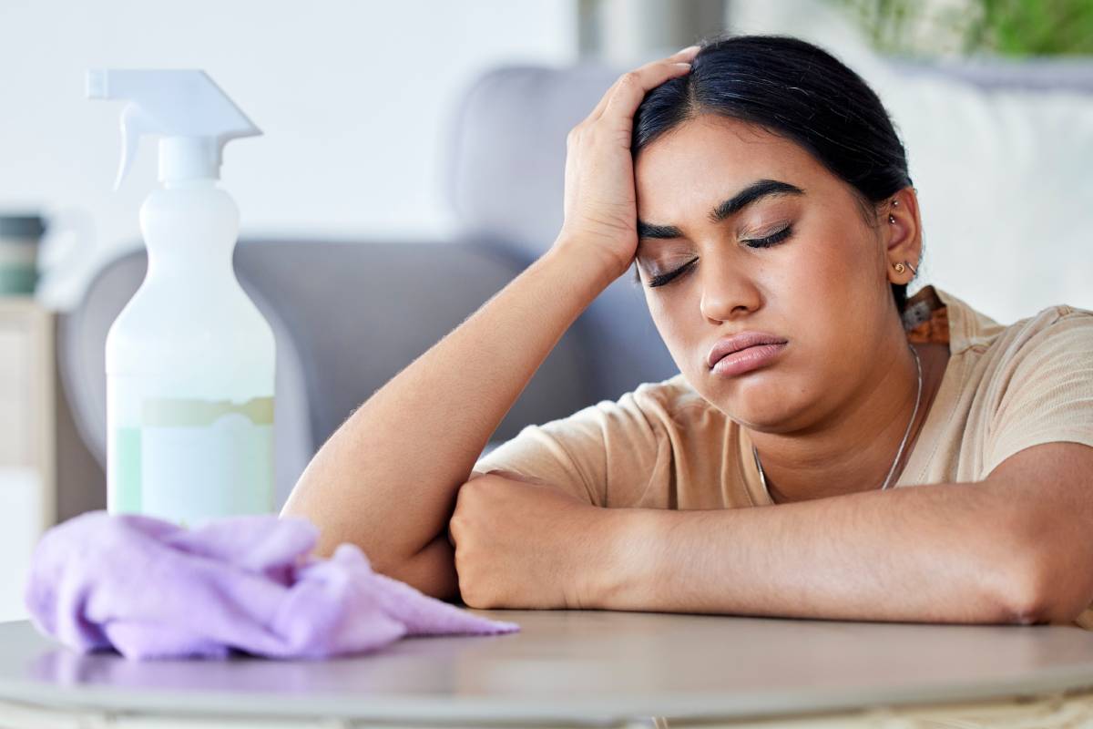 Une femme desespérée à l'idée de nettoyer des vitres