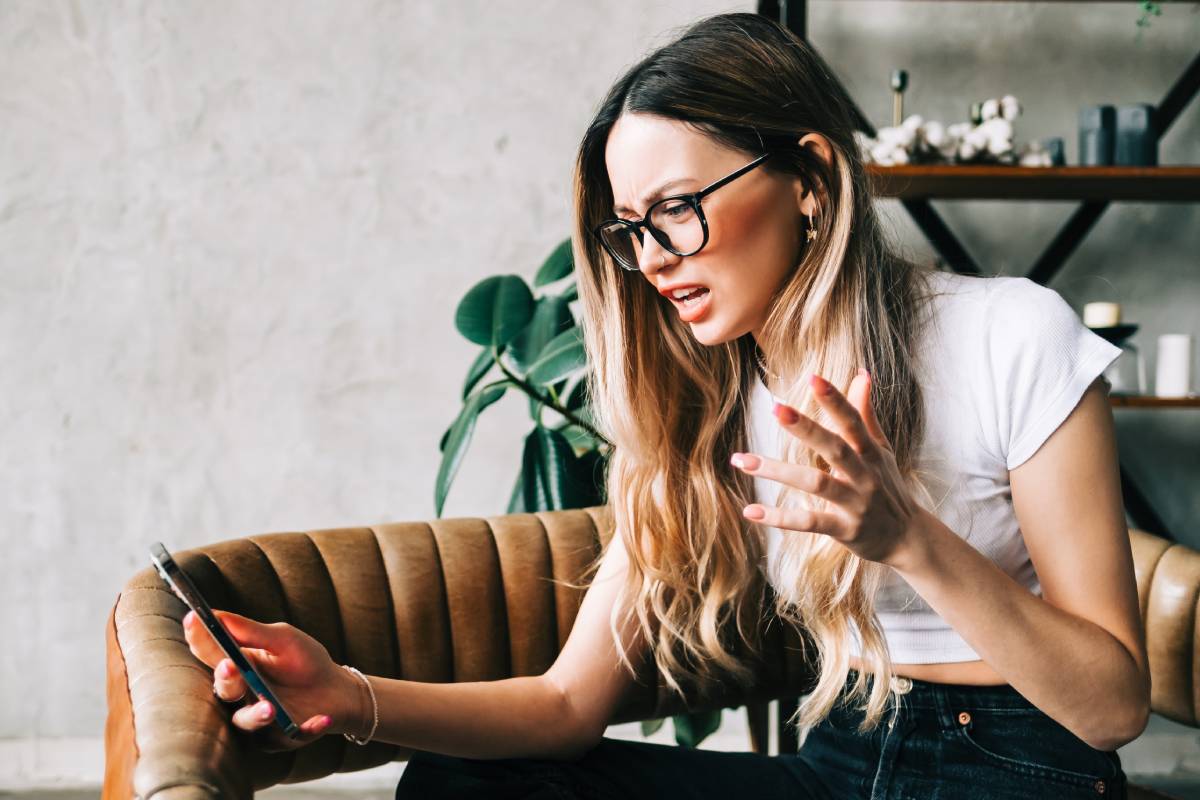 Une femme énervée avec son smartphone