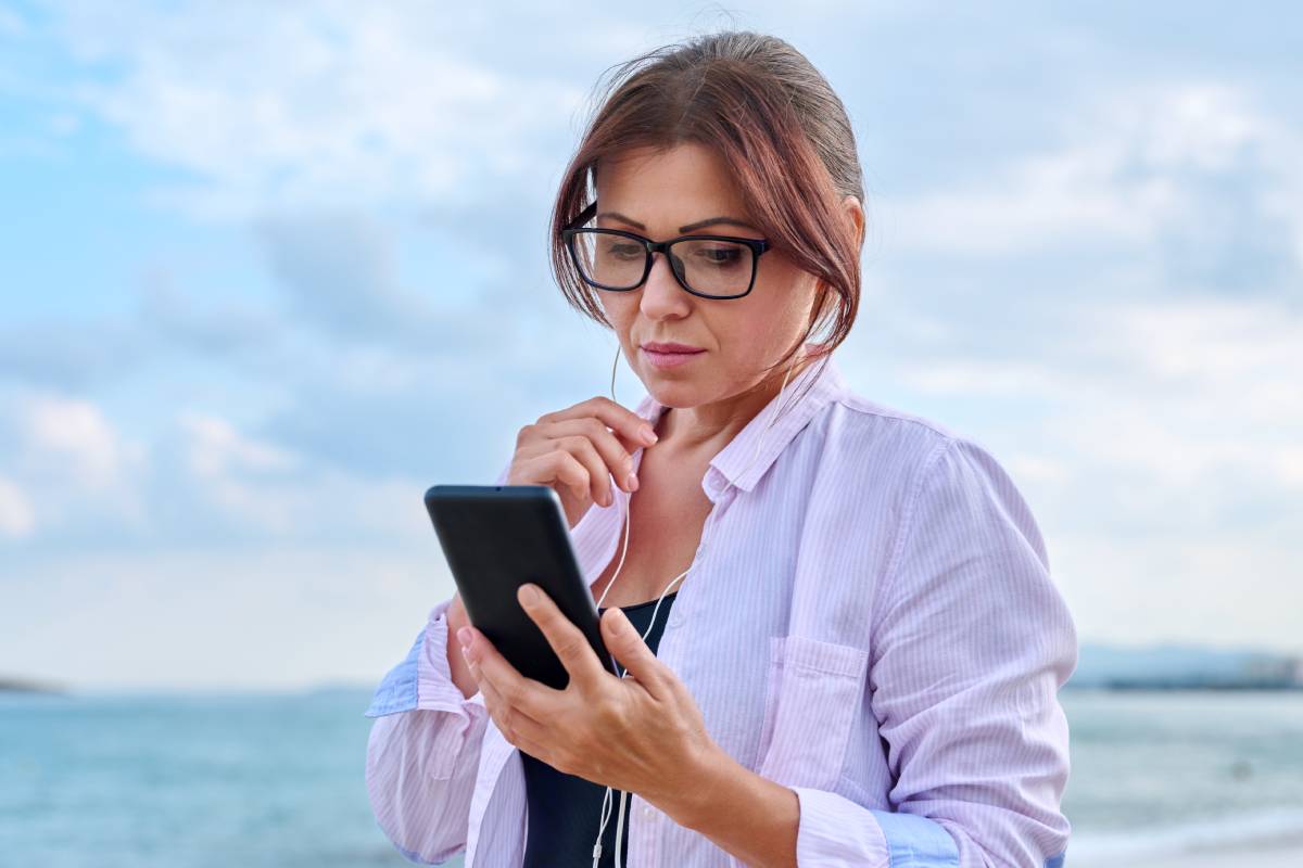 Une femme inquiète qui regarde son smartphone