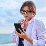 Une femme inquiète qui regarde son smartphone