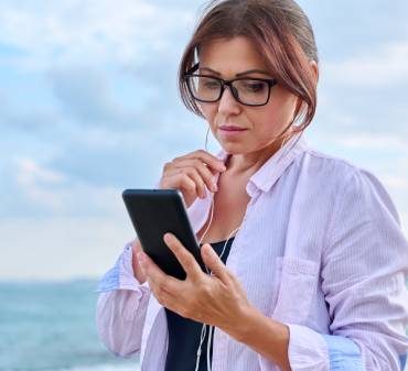 Une femme inquiète qui regarde son smartphone