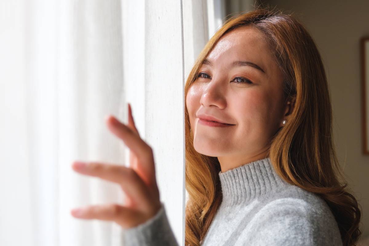 Une femme satisfaite de ses rideaux