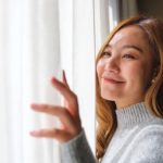 Une femme satisfaite de ses rideaux