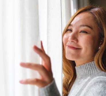 Une femme satisfaite de ses rideaux