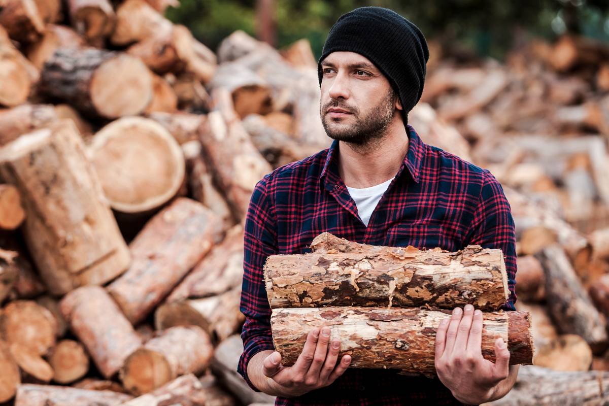 Un homme avec des bûches de bois