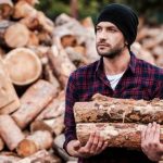Un homme avec des bûches de bois
