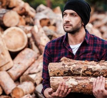 Un homme avec des bûches de bois