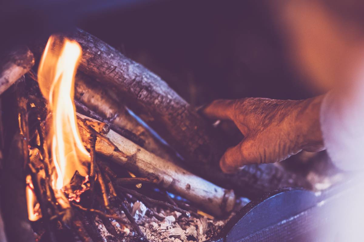 Maîtriser l'art d'allumer un feu de cheminée : étapes et astuces