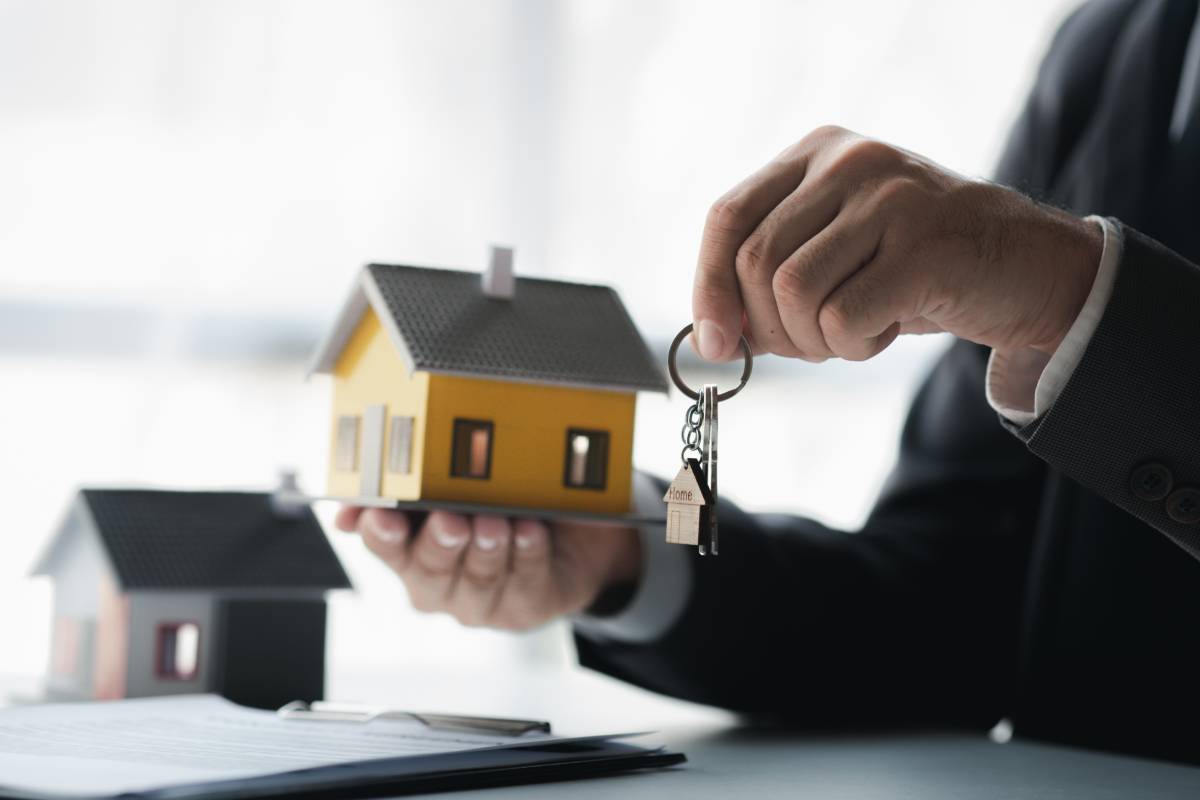 Un agent immobilier en train de donner des clés de maison