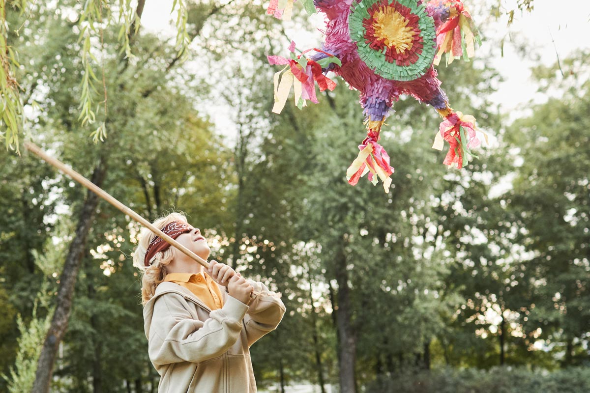 Enfant casse la pinata