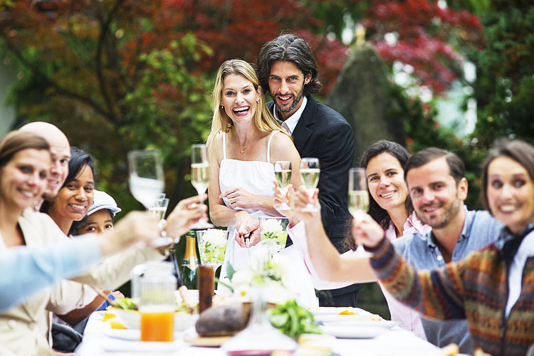 Les mariés et leurs convices dans le jardin