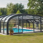 Vitrage polycarbonate pour un abri de piscine.