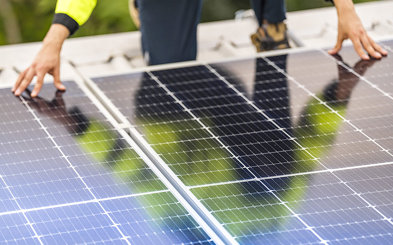 Technicien contrôle un panneau solaire.