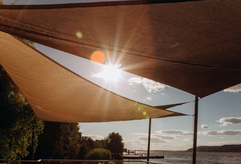 Voile d'ombrage au bord de l'eau