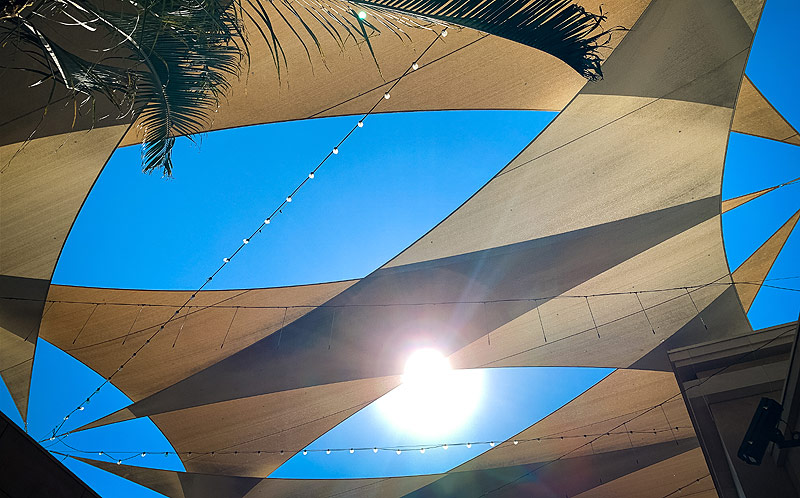 Le voile d'ombrage protège du soleil
