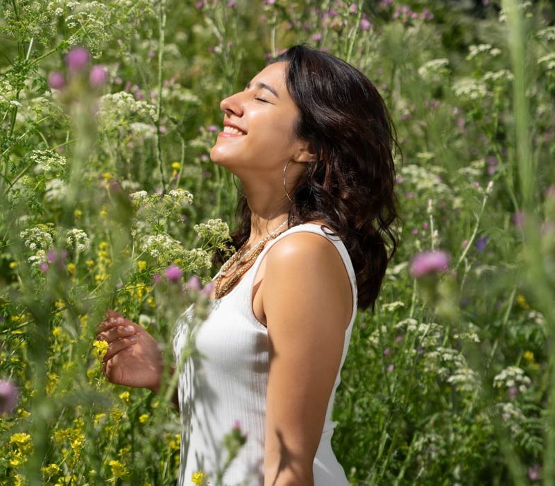Jeune femme profite de son jardin