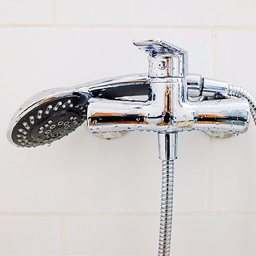 installer un mitigeur de baignoire