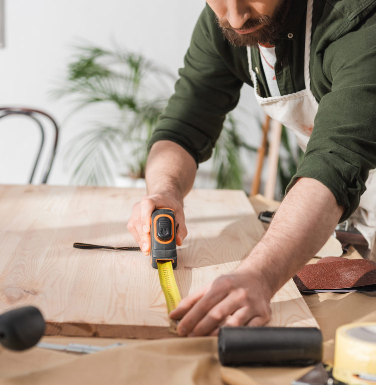 Mesure du plan de travail dans l'atelier.