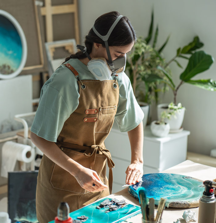 Artiste créant des peintures en résine époxy.