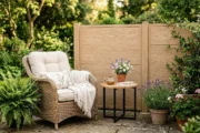 Créer un espace cosy dans son jardin avec la tôle imitation bois