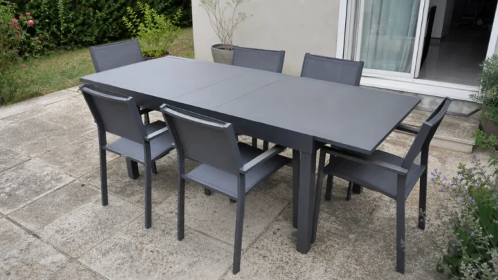 Table de jardin extensible : 5 tests pour éviter une terrasse encombrée